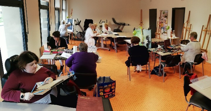 Les artistes de Crayons et Pinceaux à Uxem dans leur atelier